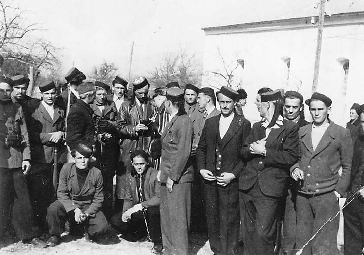 Порта цркве Свети Петар у селу Залужнице, раног лета 1941. Припреме за подизање устанка у овом крају Лике