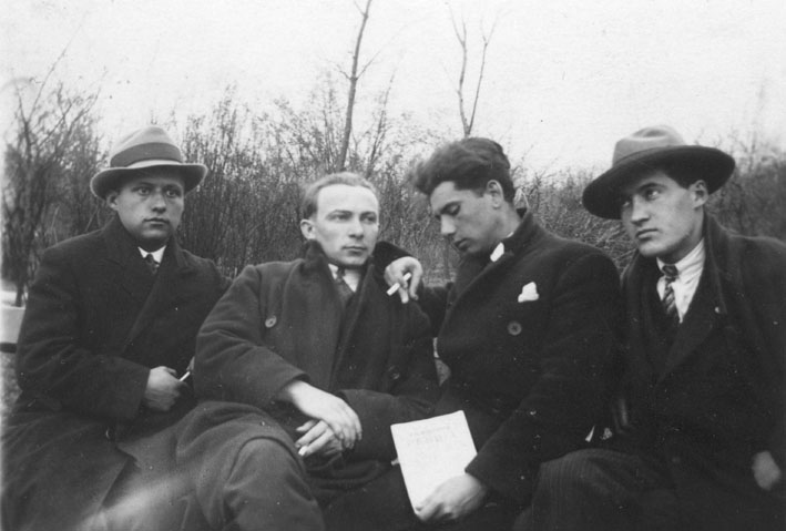 Јанко, други с десна, са колегама песницима пре рата. Први с десна је Света Максимовић, кога су 1945. убили комунисти. Тада је био професор гимназије у Крагујевцу