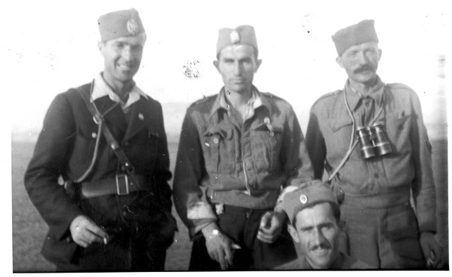 Једна од ретких фотографија официра Првог косовског корпуса. С лева на десно: капетан Војислав Драговић, командант Грачаничке бригаде и заменик команданта 1. косовског корпуса, мајор Блажо Брајовић, командант 1. косовског корпуса, и Крсто Ђуровић, командир чете у Грачаничкој бригади. Драговић и Ђуровић су рођени у с. Ћурилац код Даниловграда, живели су у с. Дрваре код Вучитрна. Клечи: поручник Бајић